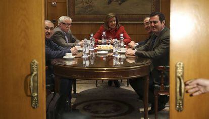 La ministra de Empleo, F&aacute;tima B&aacute;&ntilde;ez, al inicio de la reuni&oacute;n que ha mantenido con los presidentes de CEOE y Cepyme, Juan Rosell (segundo por la derecha) y Antonio Garamendi (derecha), y los secretarios generales de UGT y CCOO, Pepe &Aacute;lvarez (izquierda) e Ignacio Fern&aacute;ndez Toxo (segundo por la izquierda), hoy en la sede del ministerio, en Madrid.