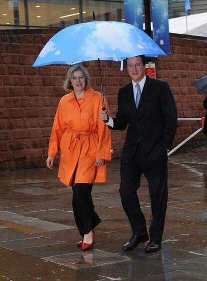 David Cameron y Theresa May, ministra de Trabajo en la sombra.