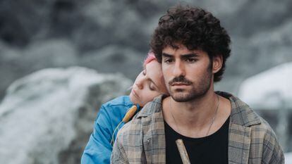 Los actores Helena Caldeira y José Condessa, en un episodio de 'Rabo de Peixe', la serie de Netflix.