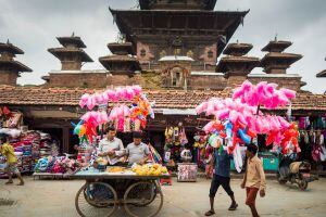 Puesto ambulante en la plaza Durbar, en Katmandú (Nepal).