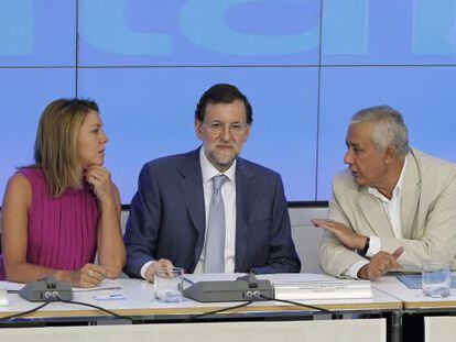 Cospedal, Rajoy y Arenas, en la reuni&oacute;n del PP.