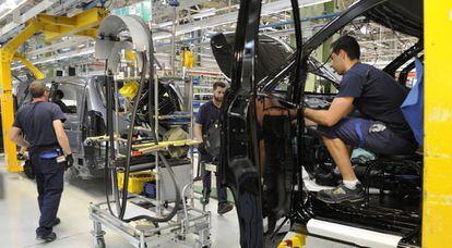 Trabajadores en la planta de Mercedes de Vitoria