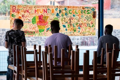 Unos jóvenes en un centro de acogida de menores inmigrantes en Gran Canaria, el pasado noviembre.