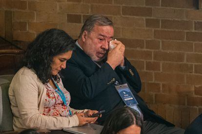 Un hombre se seca las lágrimas durante la audiencia llevada a cabo en el occidente de Bogotá.