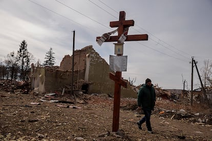 Un hombre camina junto a los escombros de varios edificios en la localidad de Bishiv. La Comunidad de Madrid ha establecido un protocolo de actuación destinado a recoger la información que permita atender las consultas sobre la llegada de refugiados ucranios a la región, identificarlos y prestarles atención médica.