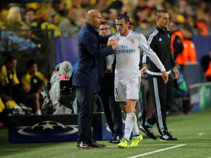 Bale saluda a Zidane despu&eacute;s de pedir el cambio contra el Borussia. 