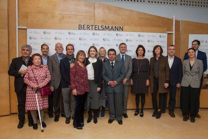Médicos y pacientes de la Clínica Universidad de Navarra junto a escritores de 'Vivir a pulso', en la presentación del libro.