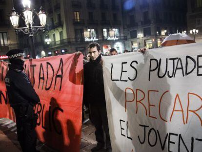 Protesta en la plaza de Sant Jaume contra la subida del precio del transporte público.