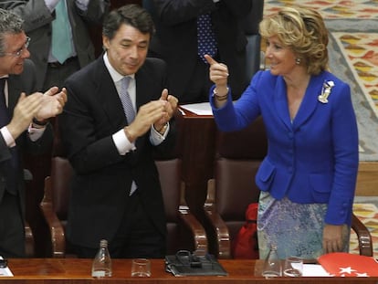 Francisco Granados e Ignacio González (en el centro) aplauden a Esperanza Aguirre en el debate de investidura para presidir la Comunidad de Madrid en 2011.