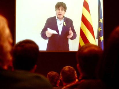 Intervenci&oacute; de Puigdemont per videoconfer&egrave;ncia en un acte del seu partit.