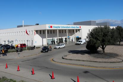 Automóviles se encuentran estacionados en la puerta del Hospital Universitario Infanta Elena ubicado en Valdemoro (Madrid) donde un hombre con patologías previas ha fallecido con coronavirus, en Madrid (España.