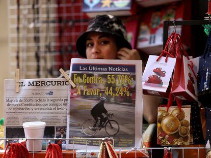 Una mujer vende periódicos con portadas sobre el referéndum, en Santiago de Chile.
