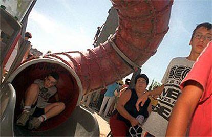 Varios niños participan en una de las atracciones del Festival de la Infancia en Fuenlabrada.