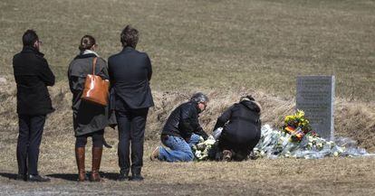 Familiares de las víctimas ante el monolito levantado en el pueblo francés de Prads-Haute-Blóeone.