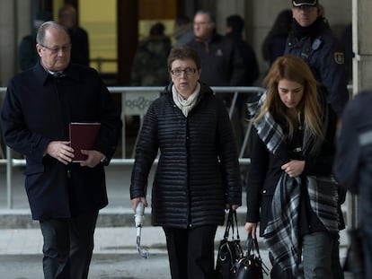 La exconsejera Carmen Martínez Aguayo, en el centro, a su llegada a la Audiencia Provincial de Sevilla, en enero de 2018.