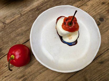 ROCOTO RELLENO DE CARRILLERA DE VACA GUISADA AL ESTILO HUATIA SULCANA, CHINCHO, HUACATAY, MENTA, CERVEZA, SOFRITO DE AJÍ PANCA / CAPEL