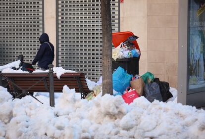 Basura sin recoger en la calle Alcalá de Madrid.