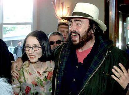 Luciano Pavarotti, con su segunda mujer Nicoletta.