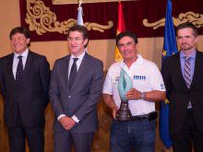 Pedro Campos, con el trofeo en sus manos, y todo el Equipo Movistar fueron recibidos por el presidente de la Xunta de Galicia, Alberto Núñez Feijóo.