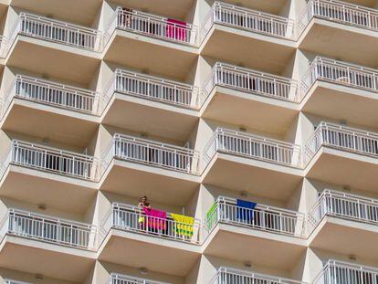 Un turista se asoma al balcón de un bloque de apartamentos de Magaluf, Mallorca.