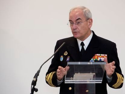 El jefe del Estado Mayor de la Armada, almirante Teodoro López Calderón, durante su encuentro con la prensa.