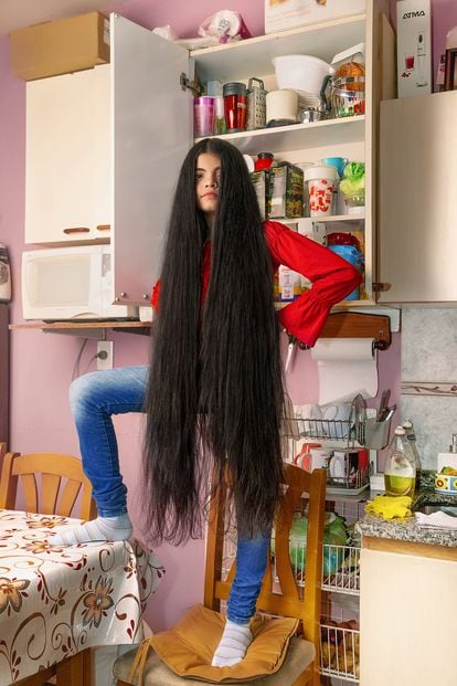Antonella, una adolescente de Buenos Aires que decidió cortar su largo cabello cuando pudiese regresar a las clases presenciales interrumpidas durante la pandemia. 
