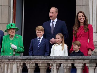 De izquierda a derecha, Isabel II, su nieto Guillermo y la esposa de este, Kate Middleton. Abajo, los príncipes Jorge, Carlota y Luis de Cambridge.