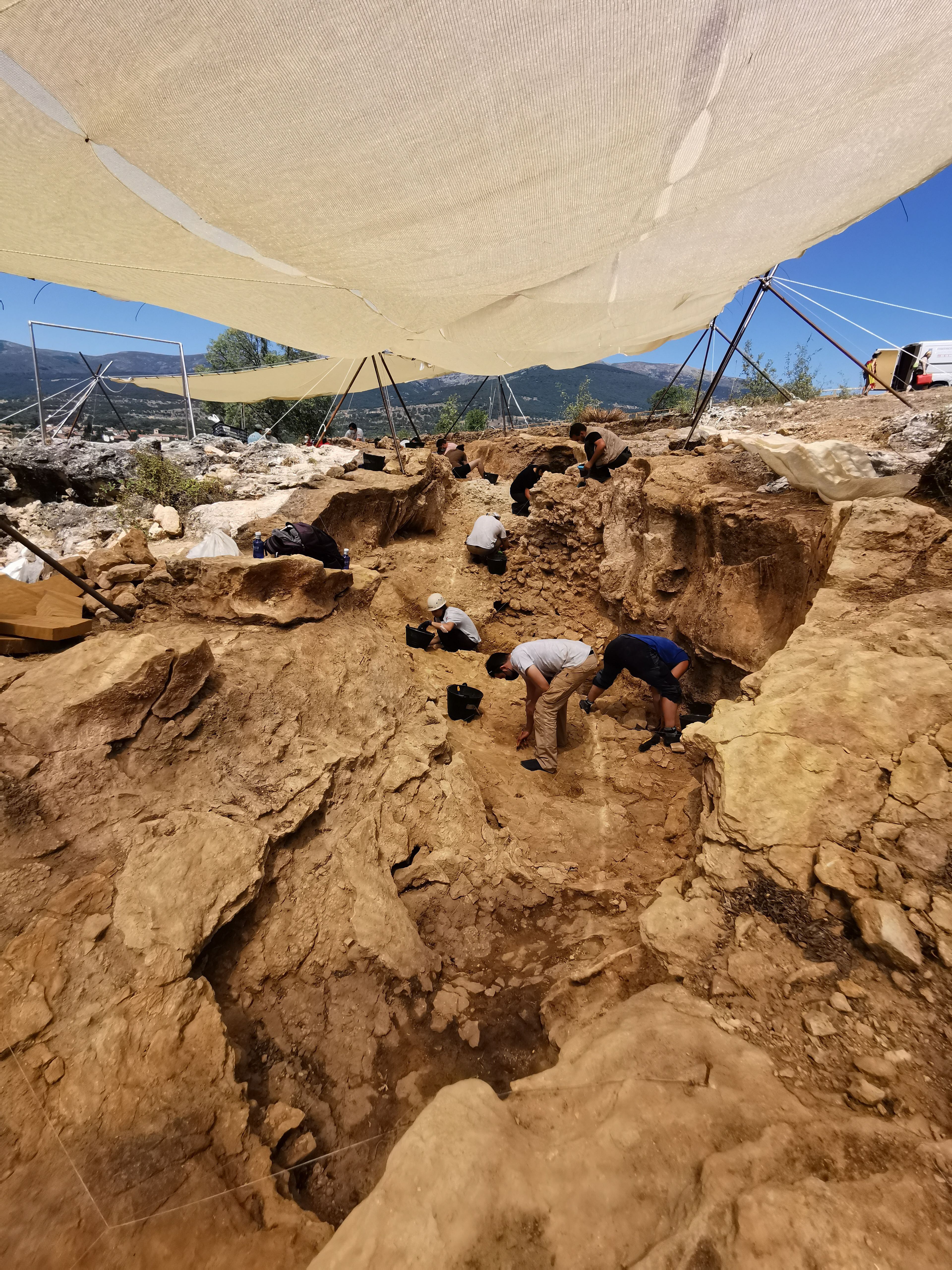 Momento de la excavación en la cueva Des-Cubierta, en el parque arqueológico del Valle de los Neandertales, en la Comunidad de Madrid. 