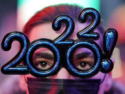 A person looks on as revelers gather during New Year's Eve celebrations in Times Square as the Omicron coronavirus variant continues to spread in the Manhattan borough of New York City, U.S., December 31, 2021. REUTERS/Dieu-Nalio Chery     TPX IMAGES OF THE DAY