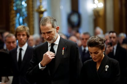 El último rey de los griegos, Constantino II, falleció en Atenas el martes a los 82 años. Su vida estuvo marcada por la pérdida del trono y el exilio. En la imagen, los reyes de España, Felipe VI y Letizia, en el interior de la catedral de Atenas.