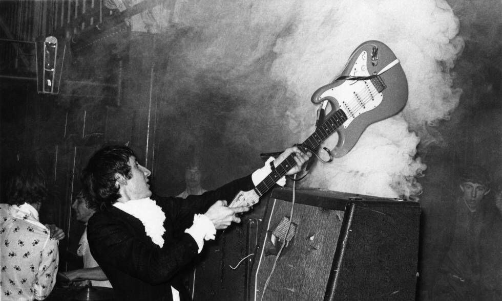 Pete Townshend estrellando su guitarra eléctrica contra un amplificador en 1964. El componente de The Who fue el primer músico en destrozar su instrumento sobre el escenario.