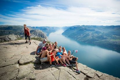 Unos turistas se fotograf&iacute;a en la Roca del P&uacute;lpito (Preikestolen).