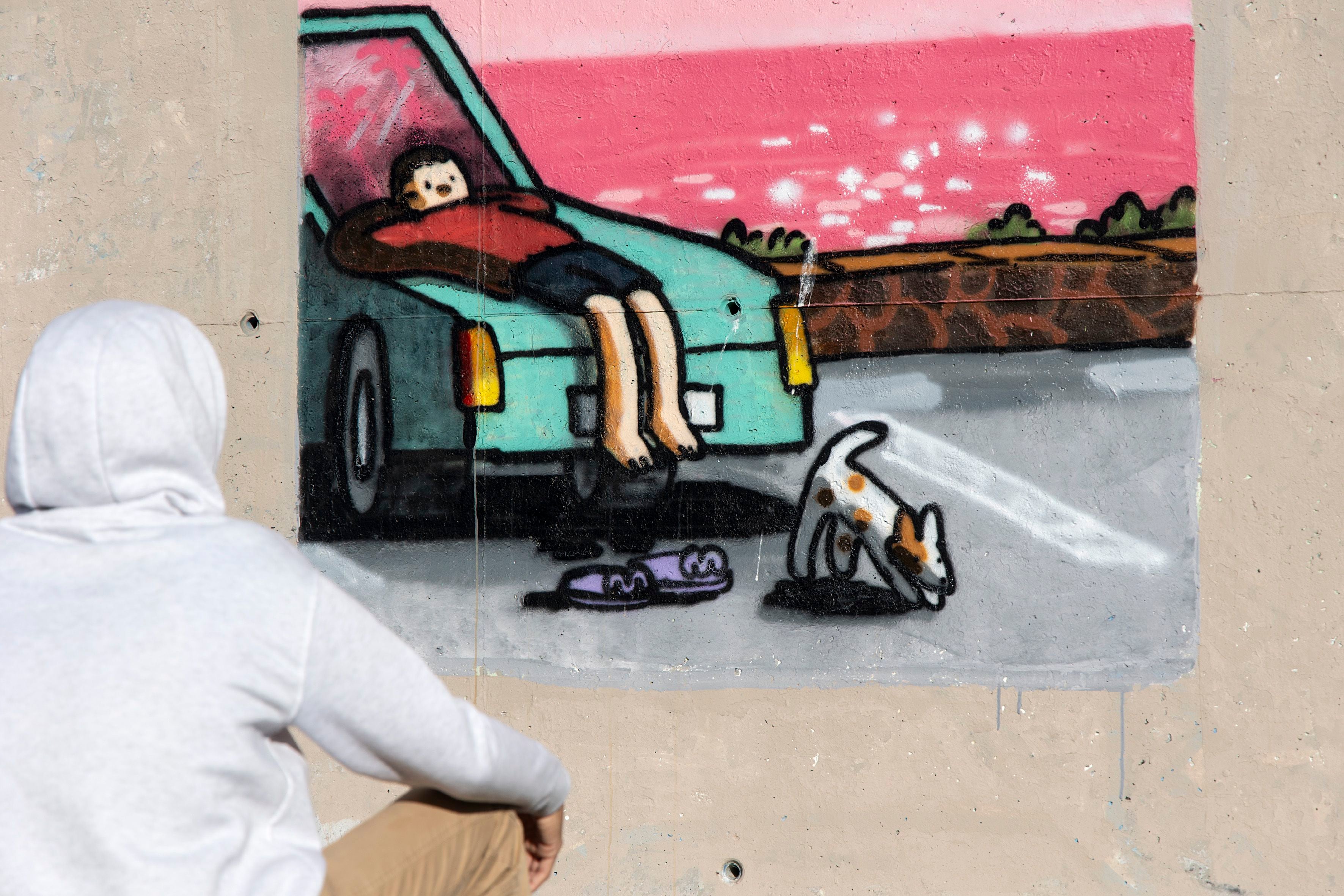 Imon Boy observa otra de sus obras en Vélez-Málaga.
