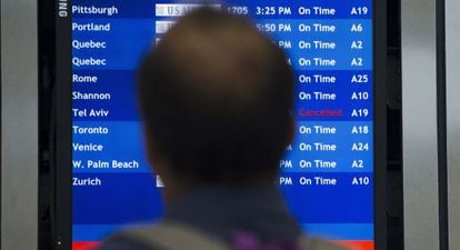 Un hombre consulta la informaci&oacute;n de los vuelos en el aeropuerto de Filadelfia (EE UU).