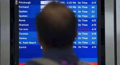 Un hombre consulta la información de los vuelos en el aeropuerto de Filadelfia (EE UU).