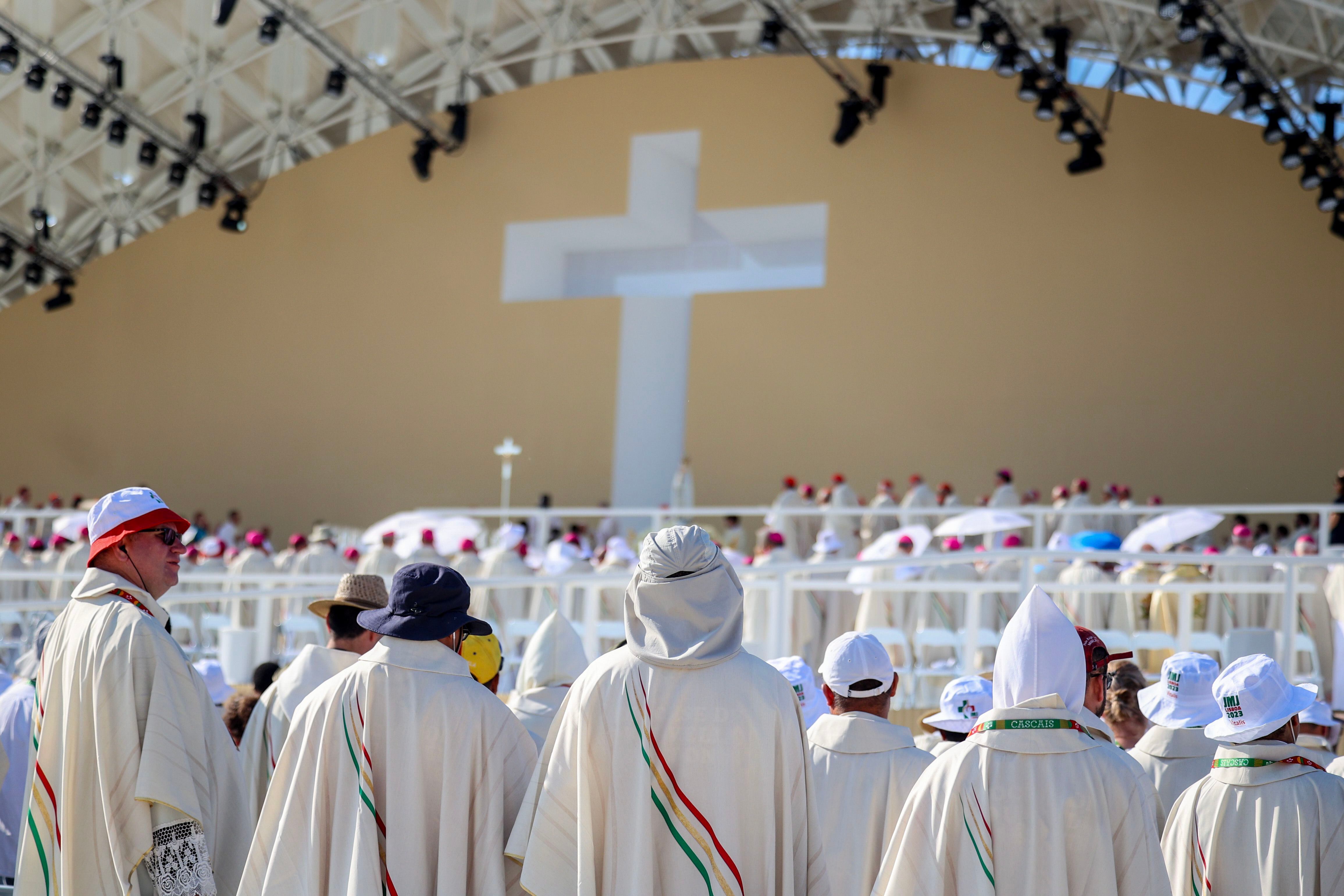 Asistentes a la misa multitudinaria del Papa para clausurar la Jornada Mundial de la Juventud, este domingo en Lisboa.