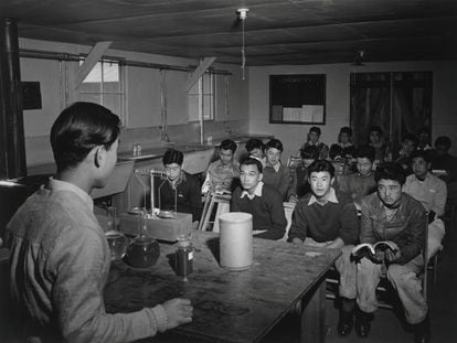 Estudiantes atienden a un profesor de ciencias en el Centro de Reubicación de Guerra, 'Manzanar', en 1943 en California.