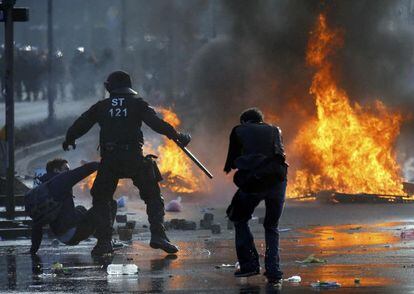 Agentes policiales golpean a un manifestante durante los disturbios en Frankfurt, Alemania.