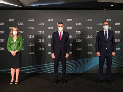 El presidente del Gobierno, Pedro Sánchez, junto a la directora general de IBM Europa, Oriente Medio y África, Marta Martínez, y a el presidente de IBM España, Horacio Morell. 