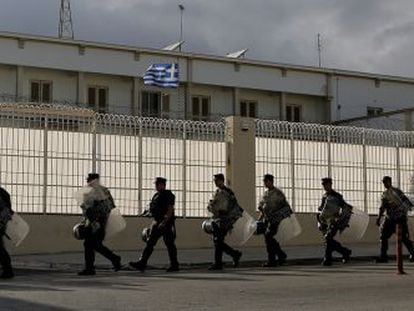 Un grupo de antidisturbios toma posiciones frente a la c&aacute;rcel de Koridalos, en Atenas, donde est&aacute; encarcelado el l&iacute;der de Aurora Dorada, Nikos Mijaloliakos. 
