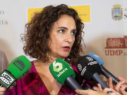 La ministra de Hacienda, Mar&iacute;a Jes&uacute;s Montero, atiende a los medios tras su participaci&oacute;n en el curso &quot;Imposici&oacute;n sobre la riqueza&quot;