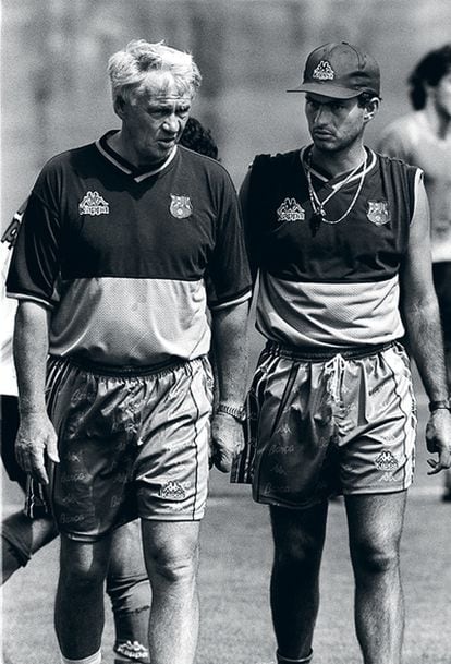 <b>José Mourinho cuando trabajaba como traductor para el entonces entrenador del Barcelona, Bobby Robson</b>