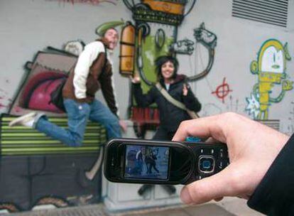 Un usuario capta una imagen con su teléfono móvil.