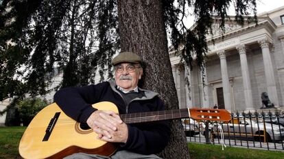 José Antonio Labordeta con su guitarra en la puerta del Congreso de los Diputados en Madrid, el 9 de enero de 2008.