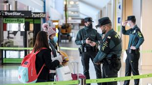 Agentes de la Guardia Civil, en un control de pasajeros en el aeropuerto de Ibiza este sábado.