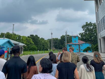 Un grupo de turistas recorre la zona desmilitarizada de Panmunjom (Corea del Sur), donde el soldado estadounidense Travis King cruzó la frontera y pasó a Corea del Norte.