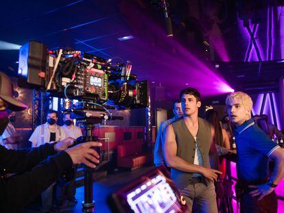 Martiño Rivas, en el centro, con chaleco, durante el rodaje de 'Nacho, una industria XXXL', la serie original española de Lionsgate+.