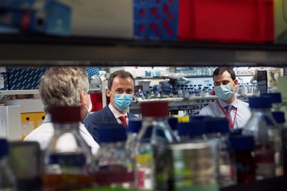 El ministro de Ciencia e Innovación, Pedro Duque, durante una visita el pasado mayo a varios centros adscritos al Instituto de Salud Carlos III, en Madrid, donde los investigadores están desarrollando distintos tratamientos contra el coronavirus.