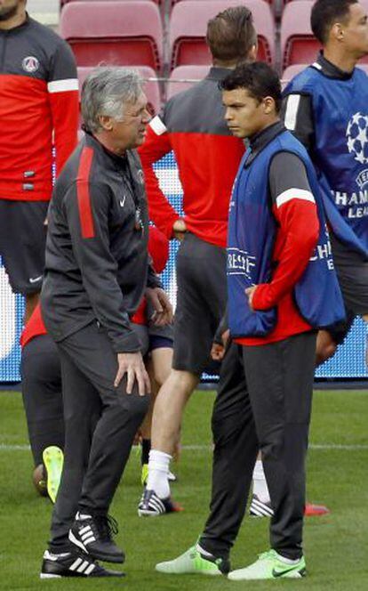 Ancelotti dialoga con el central del PSG, Thiago Silva, durante el entrenamiento de este martes en el Camp Nou.