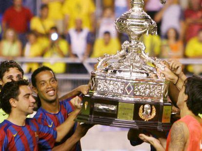 Ronaldinho y Xavi levantan el Carranza.